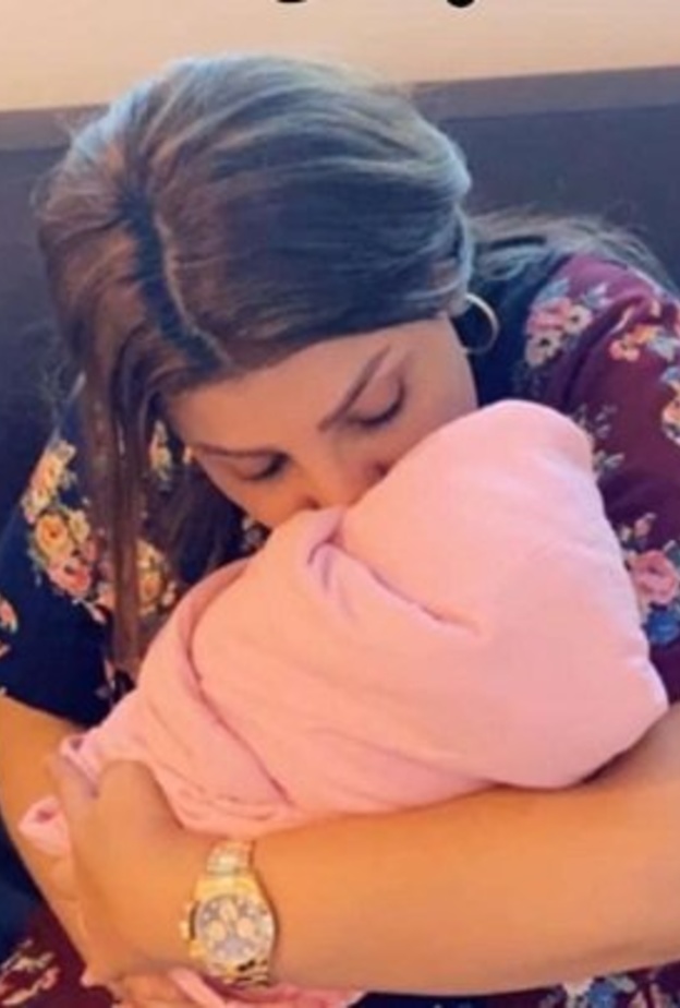 غادة عبد الرازق مع حفيدتيها