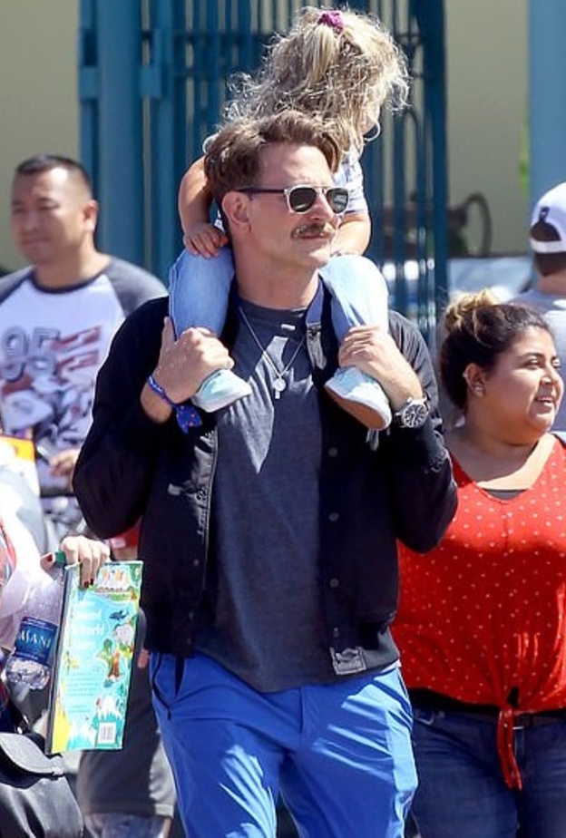 برادلي كوبر مع ابنته في ديزني لاند