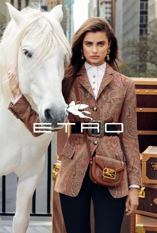 الحملة الاعلانية الخاصة بدار مايكل مايكل كورس من بطولة بيلا حديد