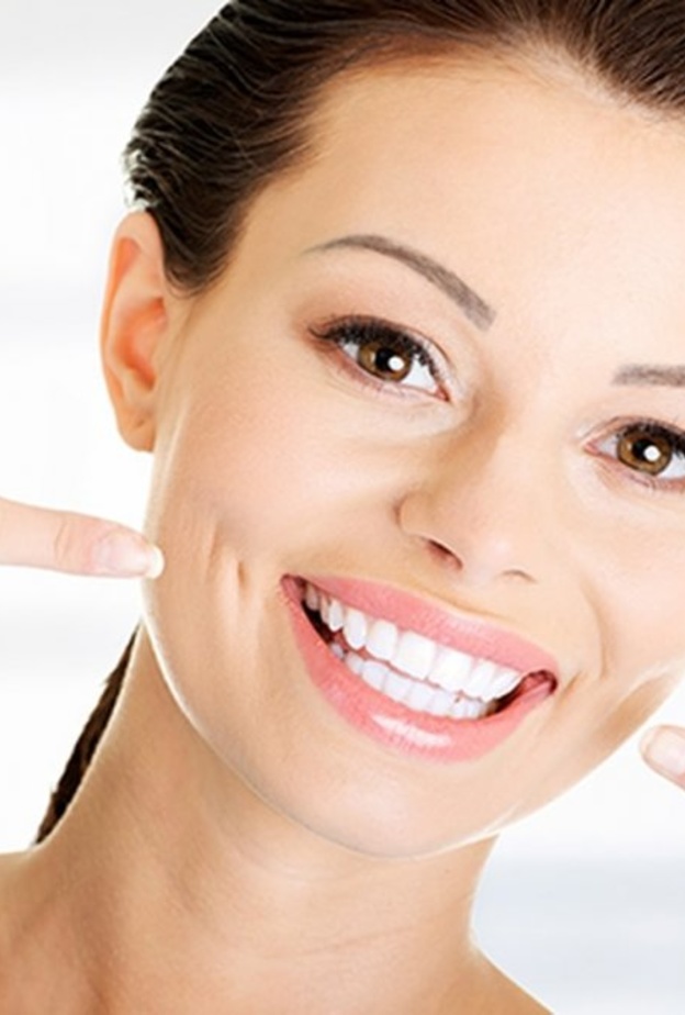 احصلي على ابتسامة مشرقة من خلال عملية تلميع الأسنان