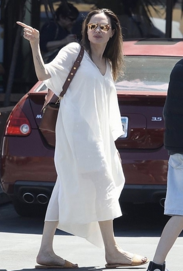 انجلينا تختار ستايل القفطان