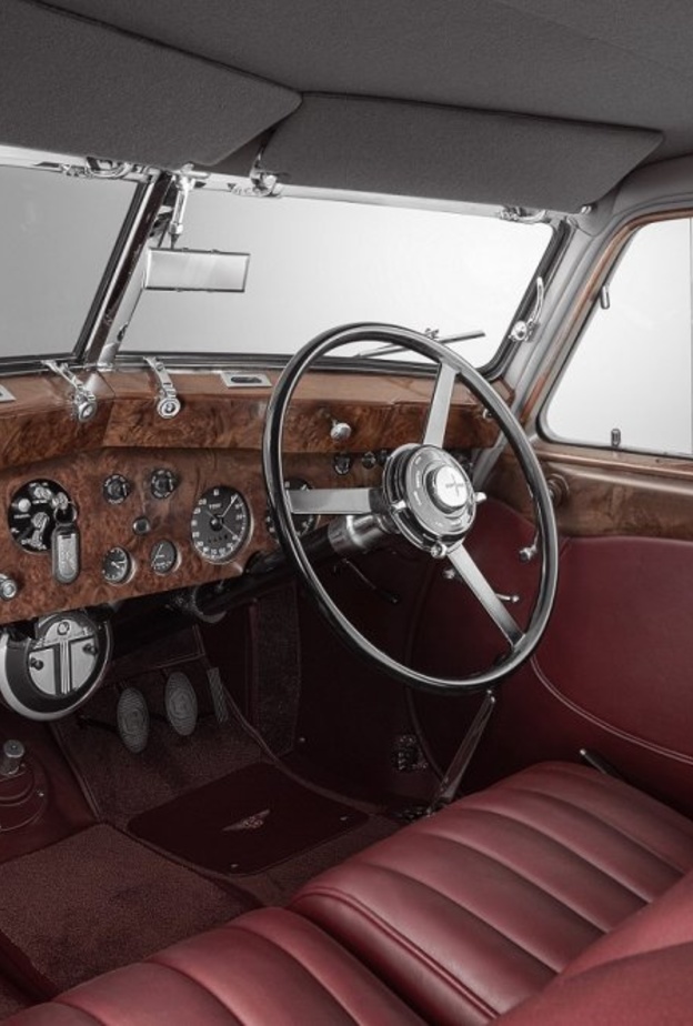 قسم Mulliner يعيد تصنيع طراز 1939 من سيارة   BENTLEY CORNICHE  الأسطورية من جديد