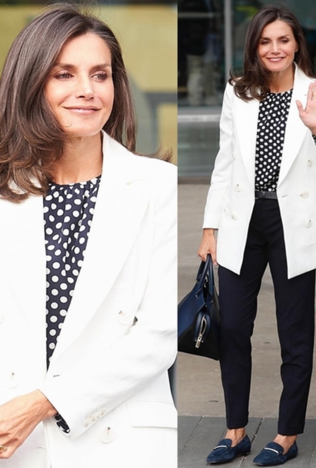 إطلالات ليتيزيا ملكة إسبانيا بموضة البولكا دوتس مع البنطلون الأسود