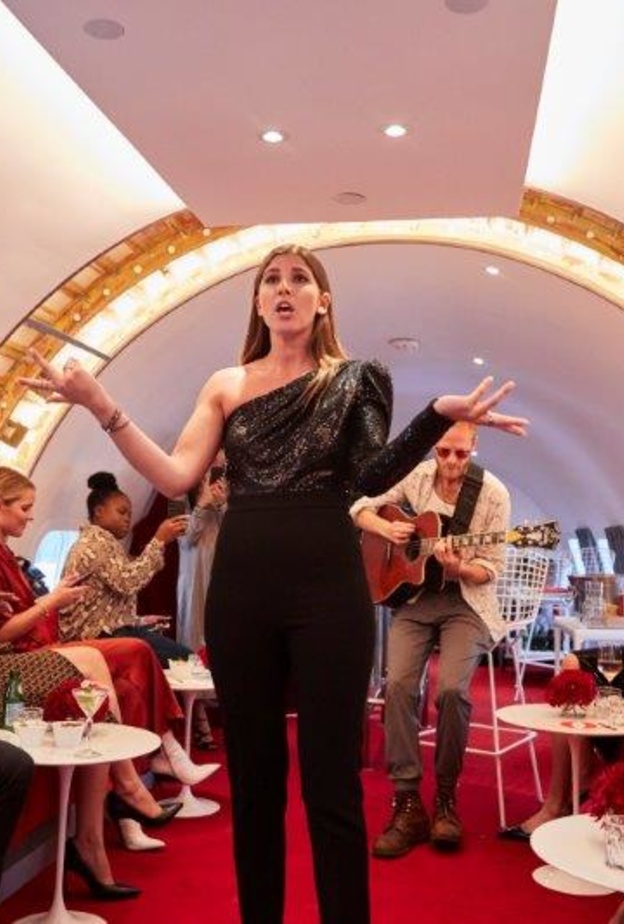 مايكل كورس في فندق TWA: يوم من السفر الأنيق