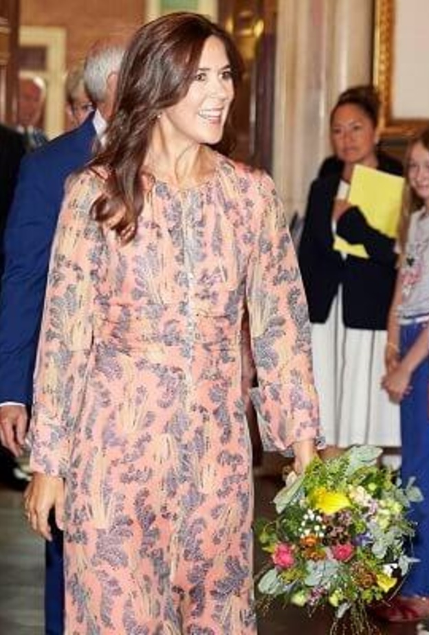 إطلالة الأميرة ماري من H&M