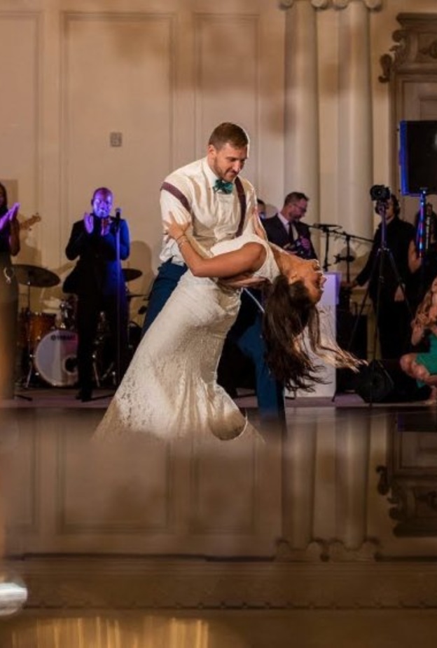 الرقصة الاولى من اجمل اللحظات التي يعيشها العرسان