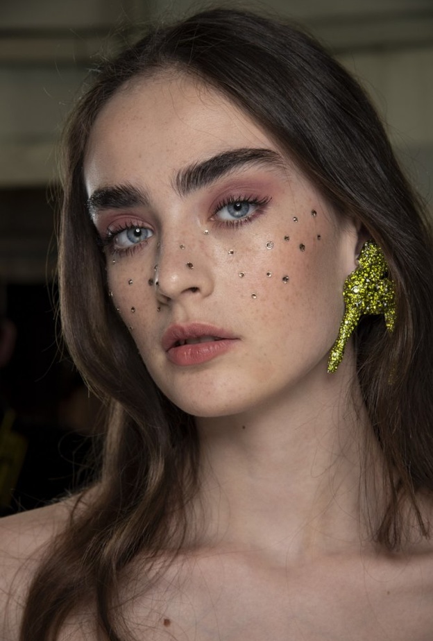  احدث موضة في خريف 2019 ترتكز على تطبيق مكياج أساسه حبيبات الكريستال على الوجه