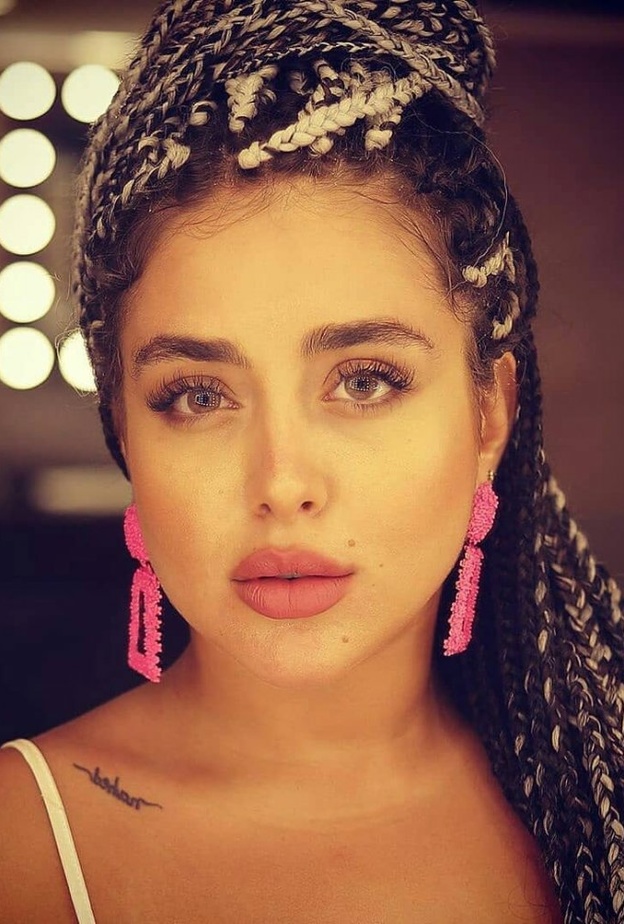 نسرين طافس اطلت مؤخرا ب الضفائر الافريقية