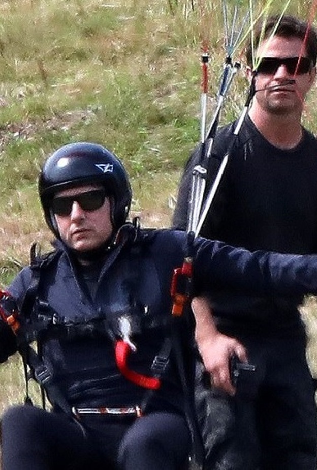  توم كروز يتعلم القفز بالمظلات