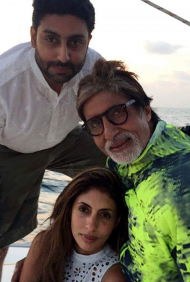 أميتاب باتشان مع ابنه أبهشيك وابنته