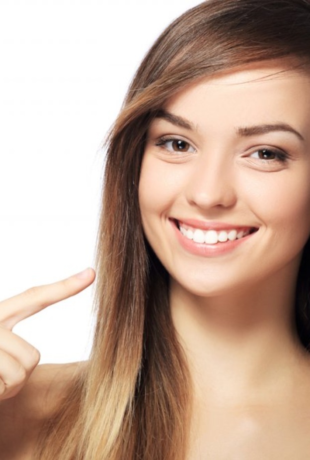 اعتني بتركيبات الأسنان المتحركة للحفاظ عليها لأطول مدة ممكنة والحصول على أسنان طبيعية جميلة