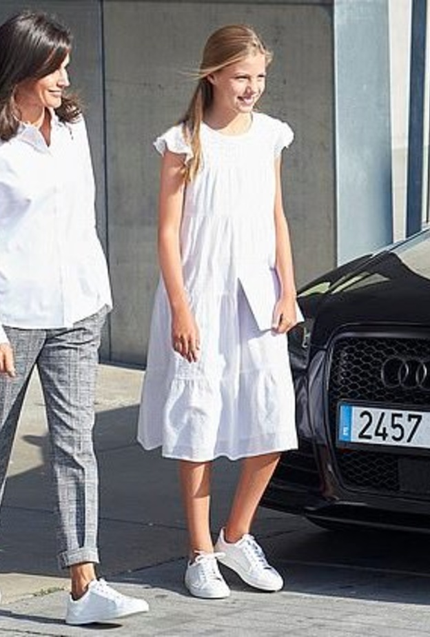 إختارت فستاناً باللونين الأبيض والزهري من تصميم Adolfo Domínguez