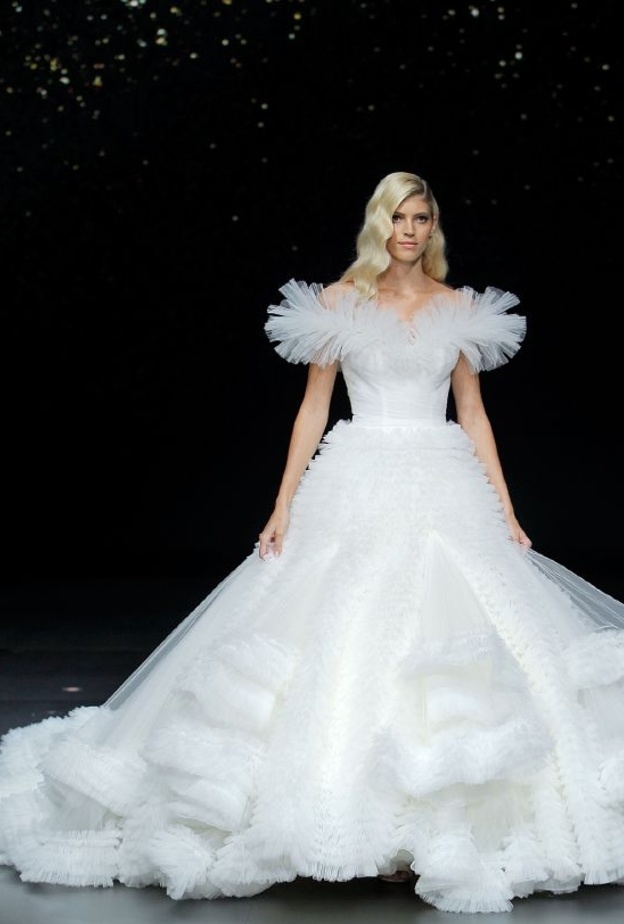 فساتين زفاف طبقات كشكش للعروس من مجموعة Carolina Herrera