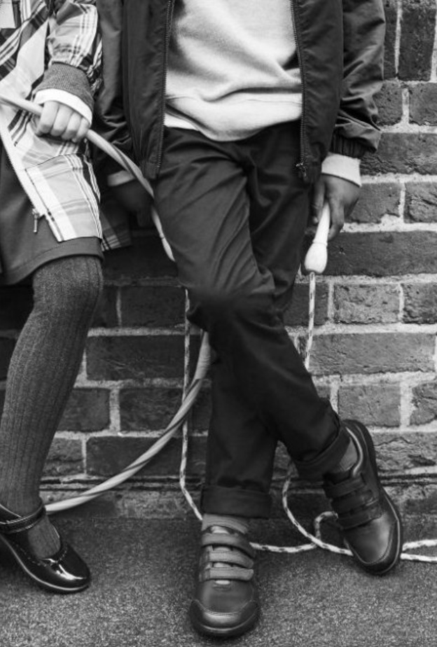 كلاركس تطلق حملة لجمع الأحذية المستعملة في دبي لمساعدة مؤسسة "سولز فور سولز" في محاربة الفقر على مستوى العالم