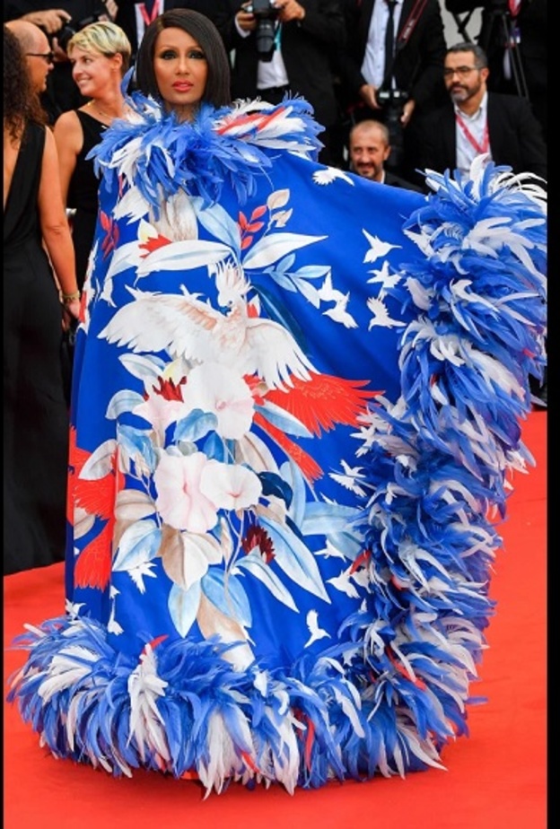 العارضة إيمان بإطلالة ملفتة للأنظار خلال افتتاح مهرجان البندقية السينمائي 