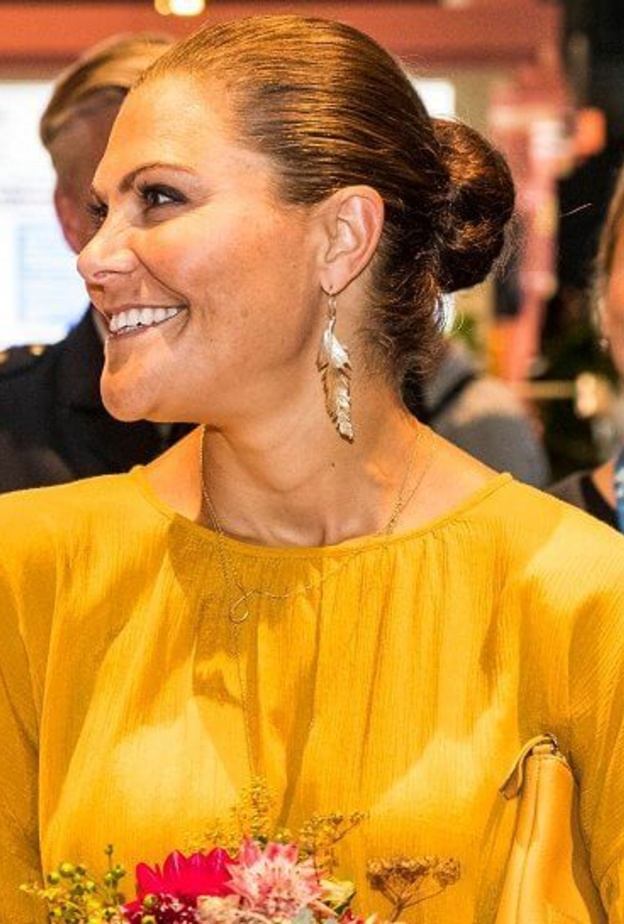  الأميرة فيكتوريا ظهرت بإطلالة عصرية جديدة وأنيقة في الندوة