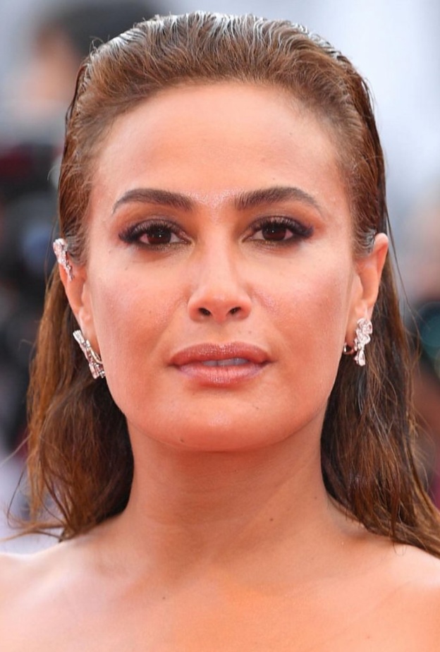  إطلالة Candice Swanepoelمع مع تسريحات الشعر المشدودة