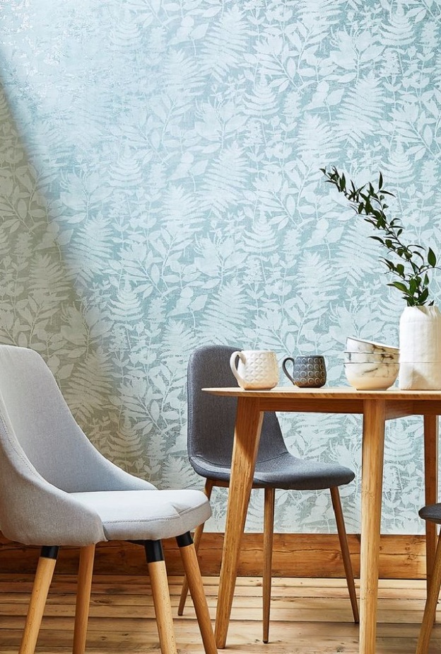 ‎⁨ورق جدران بالأسود والأبيض ينسجم مع ديكور غرفة الطعام 