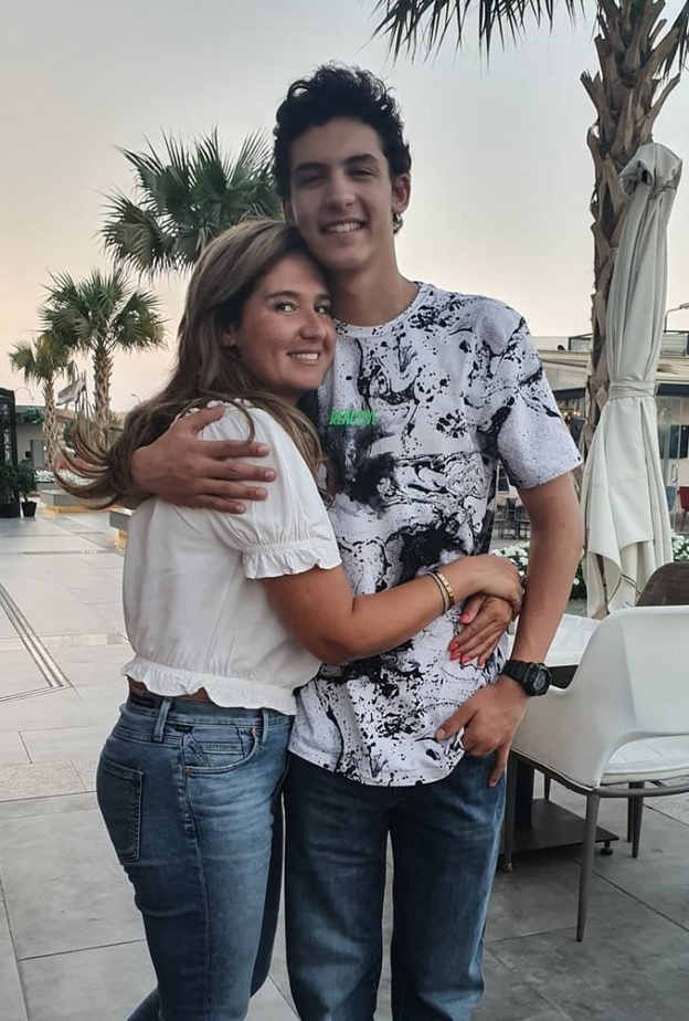 هنا شيحة وابنها 