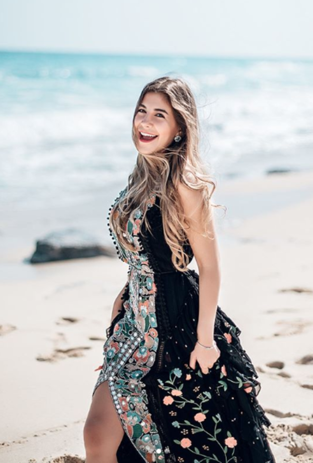 اختارت ملك قورة فستان قصير معرق