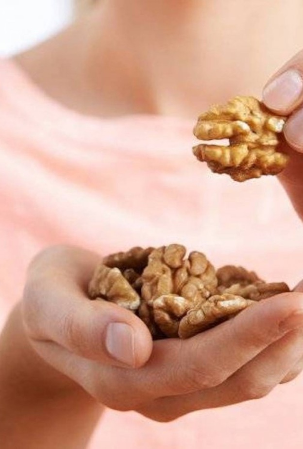 الجوز يقي من أمراض القلب