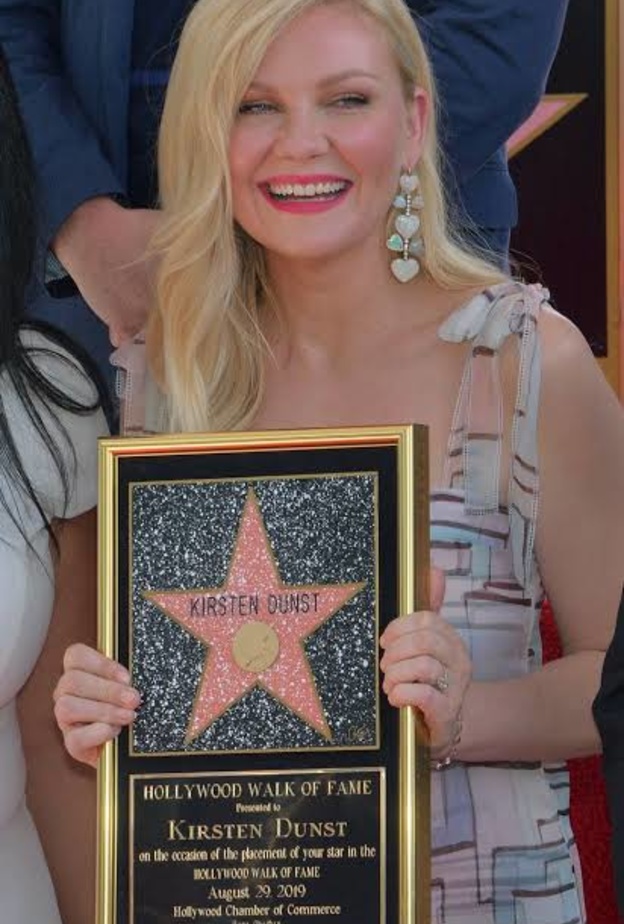 كريستين دانست تحصل على نجمة في ممر المشاهير 