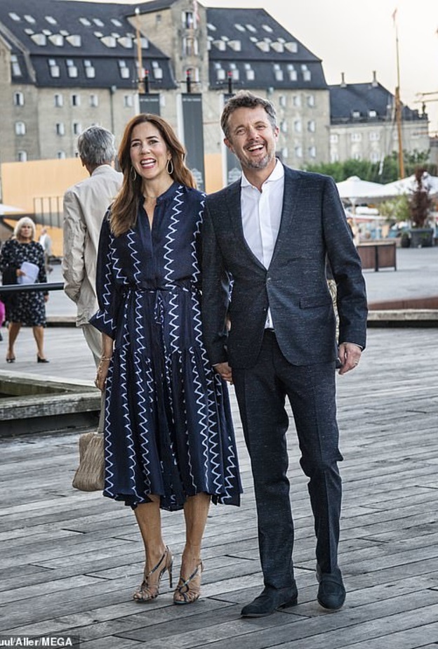 إطلالات أنيقة لولي عهد الدنمارك وزوجته