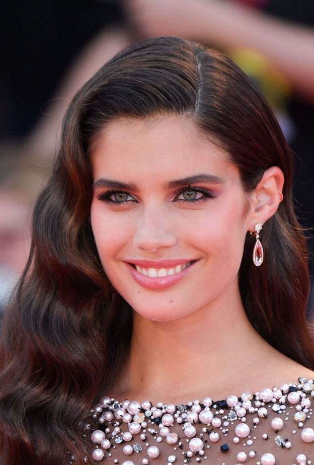 إطلالات جمالية جريئة وساحرة في مهرجان فينيسيا السينمائي 2019‏.