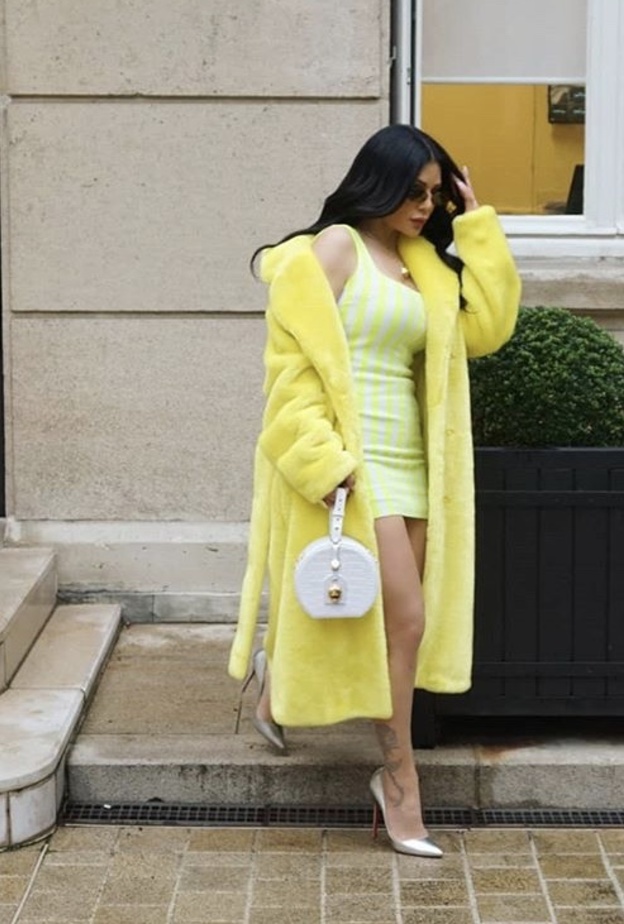 تحب ارتداء الفساتين المينيمالسة الضيقة والقصيرة 