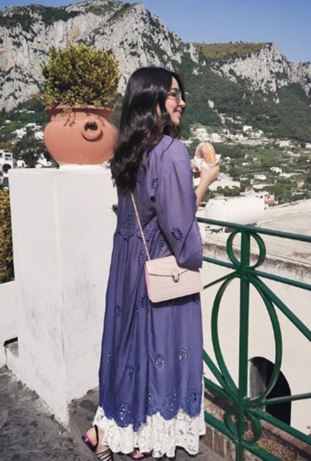 اختارت أسيل عمران موضة الجمبسوت الداكن مع طبقات الأقمشة الإضافية المنسدلة خلف التصميم