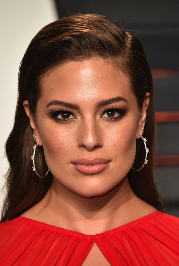 روتين اشلي غراهام Ashley Graham للعناية ببشرتها أثناء الليل