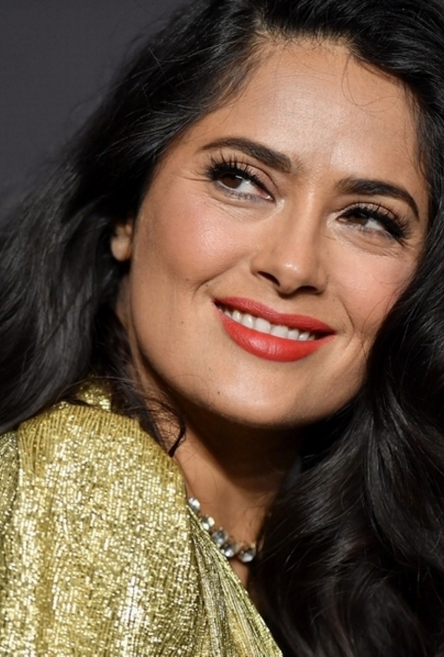 أحمر شفاه بارز على طريقة النجمة سلمى حايك