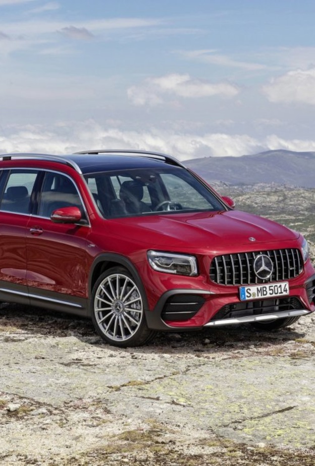 تأتي السيارة الجديدة بمحرك رباعي الأسطوانات معزز بشاحن تيربو ينتج قوة 302 حصاناً