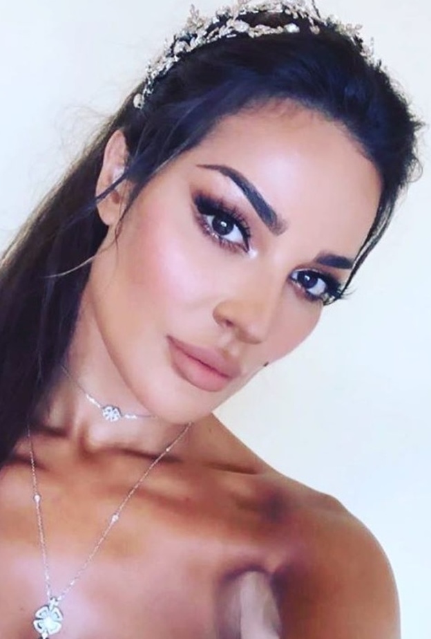 اطلالة جمالية ساطعة لنادين نجيم في زفاف صديقتها