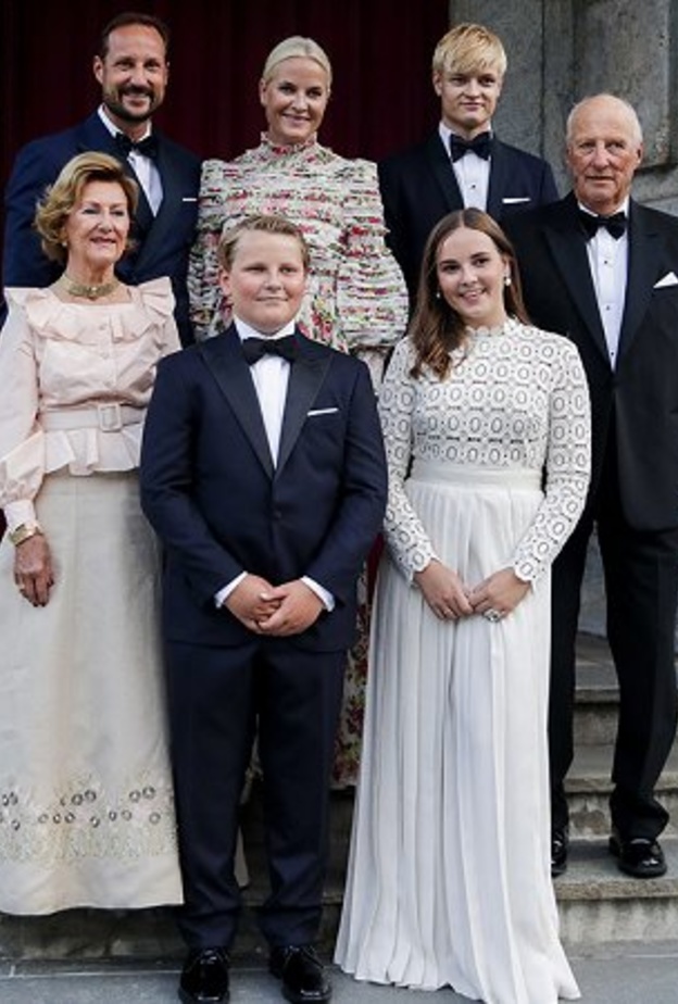  العائلة المالكة النرويجية تستضيف عشاء في قصر Skaugum