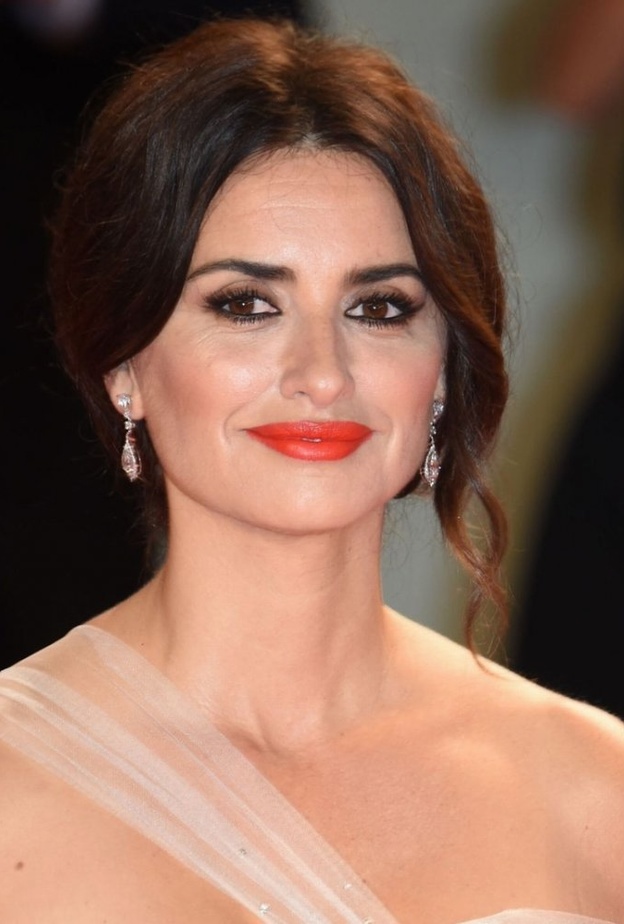 الجميلة ‏‎ Penelope Cruzاختارت تسريحات الشعر المرفوعة مع الخصل الجانبية