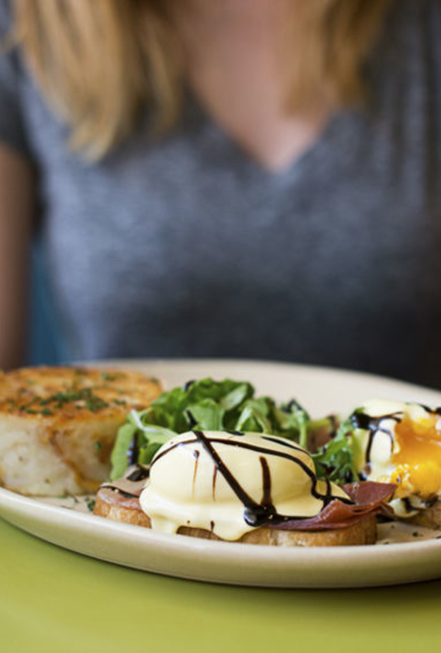 تناول الفطور في وقت متأخر خطر على الصحة