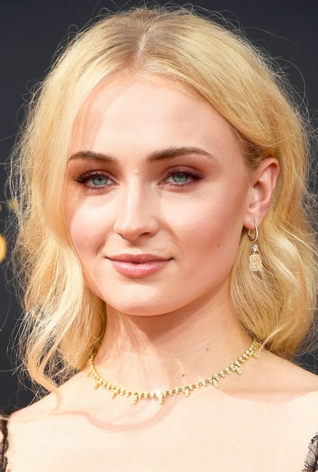 صوفي تيرنر اختارت أن تزين إطلالتها الأنيقة في حفل جوائز إيمي لعام 2016