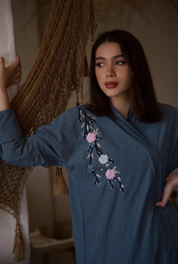 عباية قصة بليزر باللون الأخضر والأزرق وتفاصيل مطرزة على قصة جيب علوية