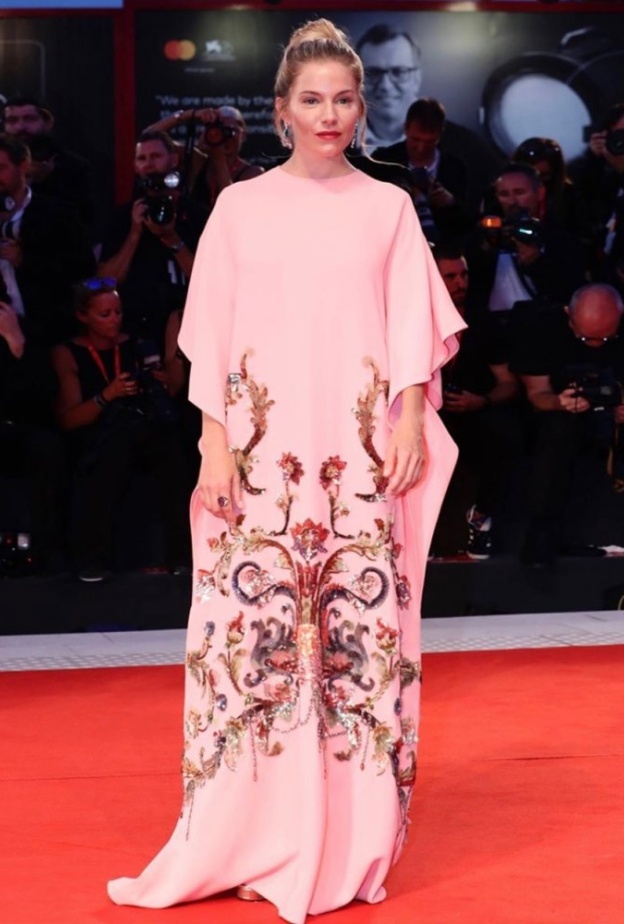 الممثلة سيينا ميلر Sienna Miller بفستان من تصميم غوتشي Gucci في مهرجان البندقية السينمائي الدولي
