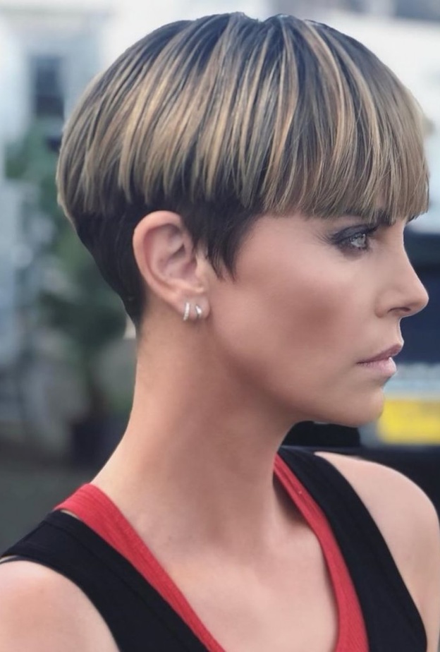 أجدد قصات بأسلوب الـ Bowl Cut بأسلوب النجمة شارليز ثيرون Charlize Theron