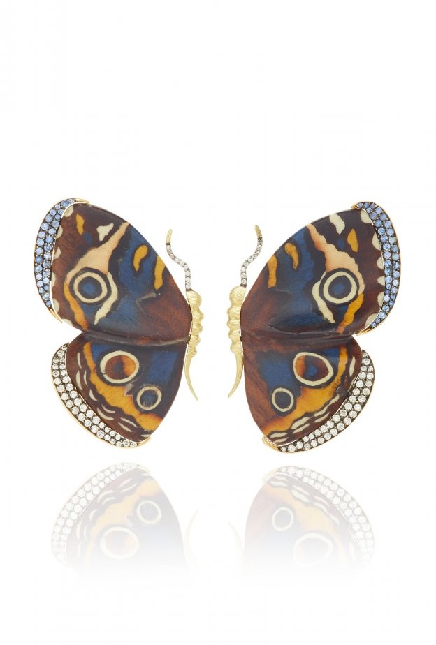 تصميم اقراط جذاب على شكل اجنحة فراشة مرصعة بالماسات الملونة من De Beers