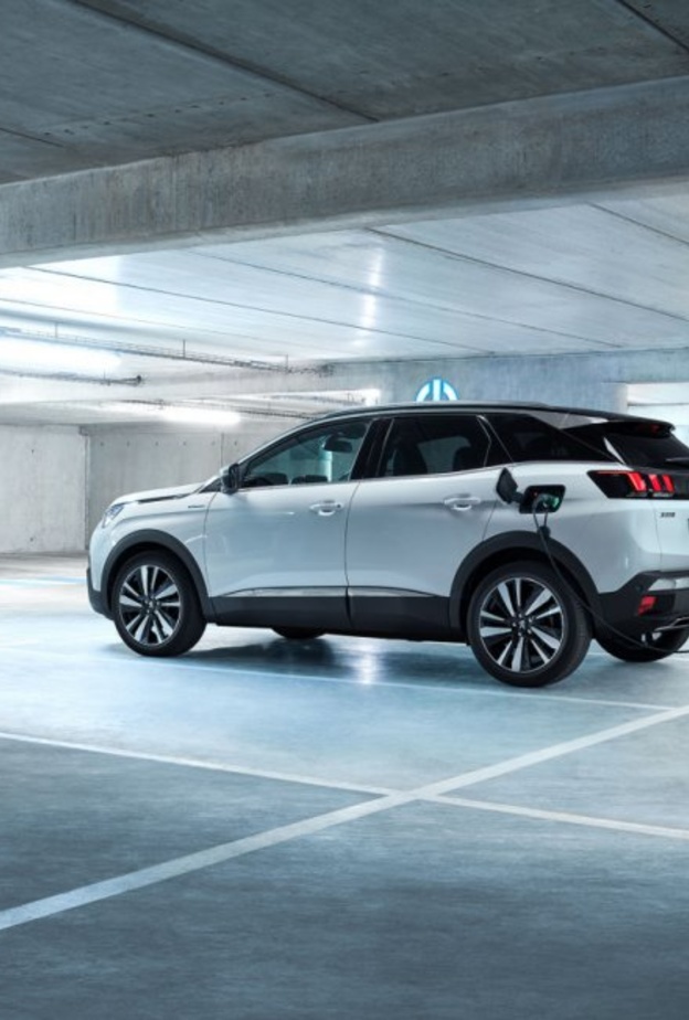 سيارة بيجو الهجينة تقطع 59 كلم بدون بنزين