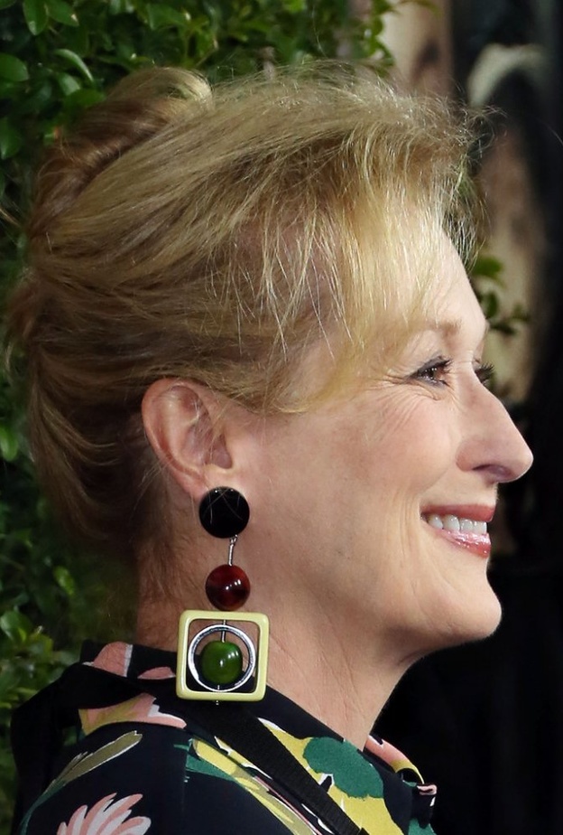 ميرل ستريب تزينت بزوج من الأقراط الملونة الجذابة من تصميم ماركة Marni