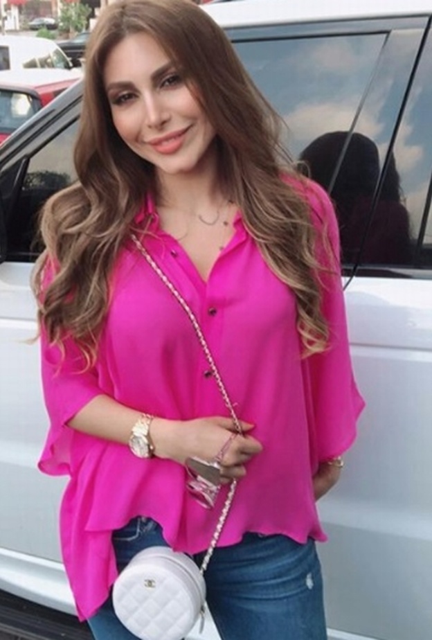 النجمة يارا لا تتخلى عن موضة الشنط الحمراء الصغيرة