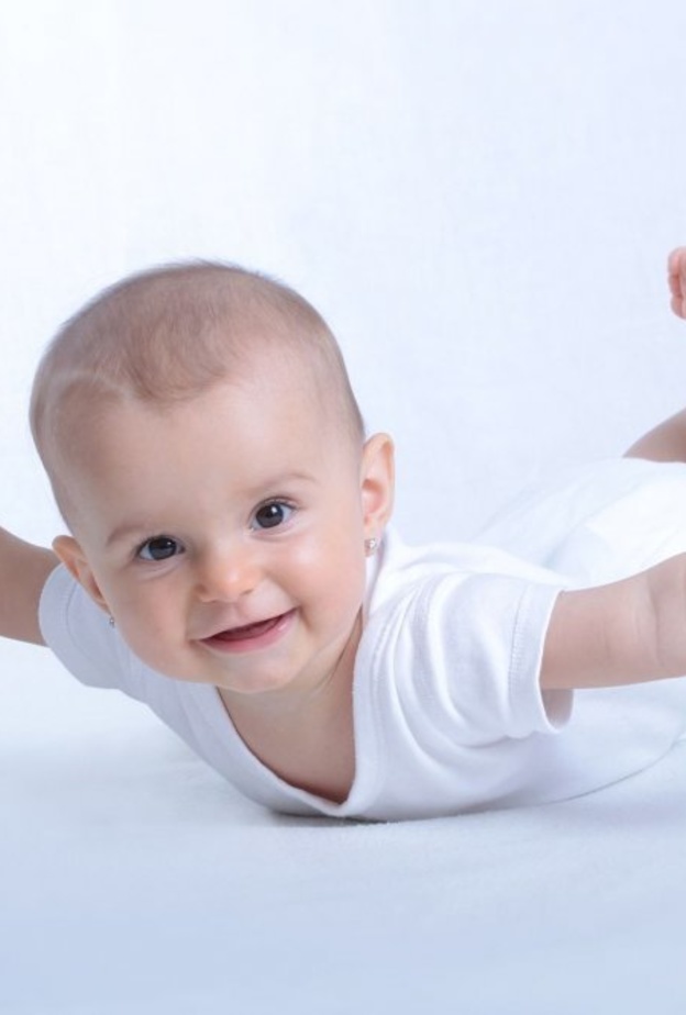 انتباه الطفل الرضيع للأشياء يبدأ مع بداية الشهر الثاني لحين رؤية التفاصيل في الشهر السادس