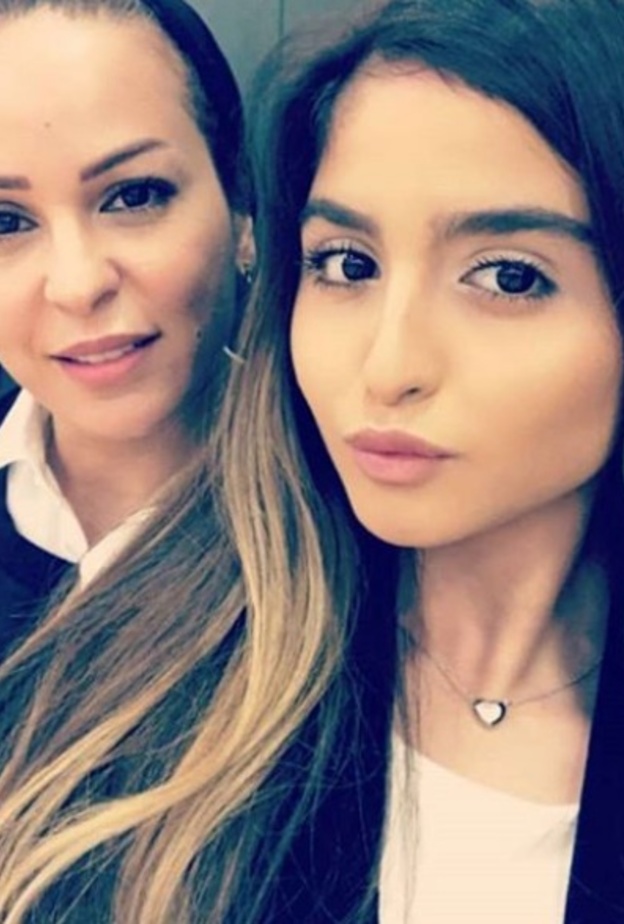 والدة حلا الترك مع اولادها