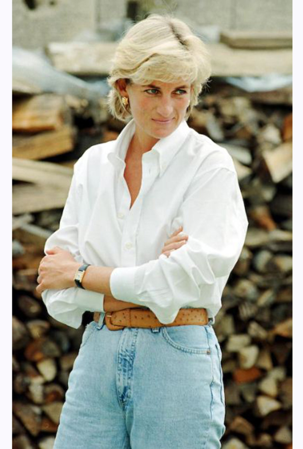 نسّقت الجينز الأبيض مع التي شيرت الاحمر والبلايزر