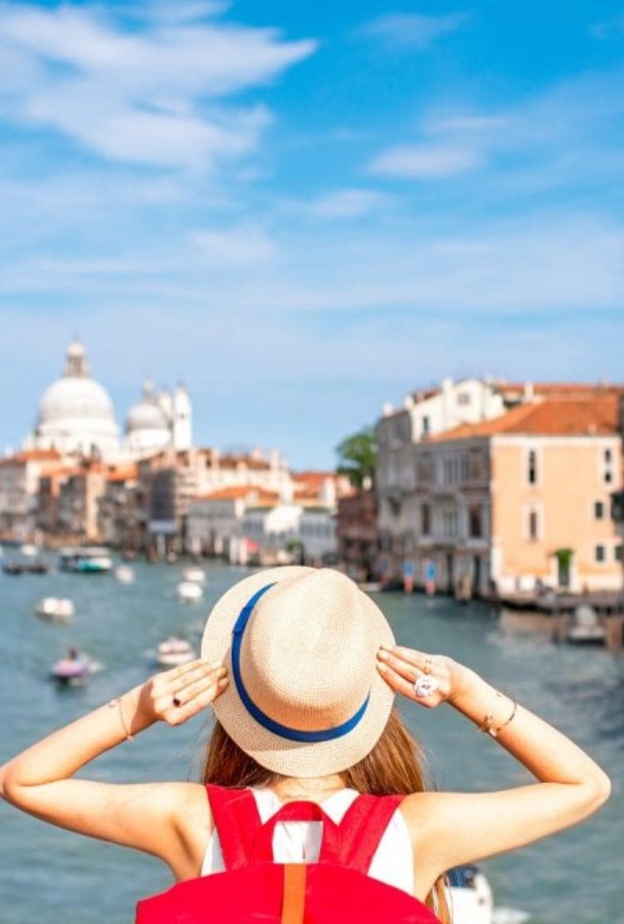 السير على الشوارع أو الدرج المغطى بالنباتات والطحالب الخضراء