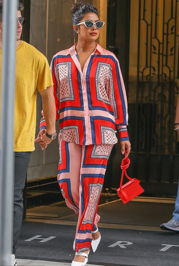 اختارت بريانكا شوبرا تصميم ملون مستوحى من البيجاما